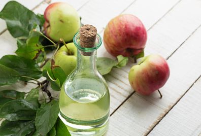 Užívejte denně jablečný ocet. Snižuje cholesterol, pomáhá s hubnutím, prospívá pleti i vlasům