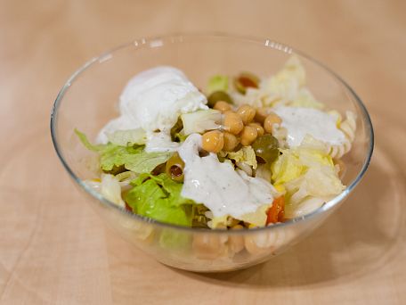 Těstovinový salát s cizrnou a ztraceným vejcem