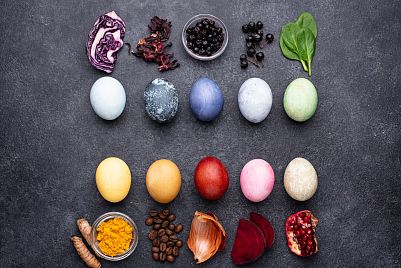 Chcete mít letos na Velikonoce vajíčka barvená přírodou? Víme, na co si dát pozor