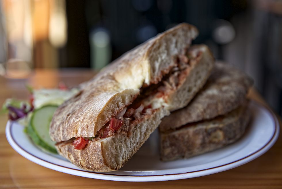 Maltský chléb, obvykle se jí s náplní, jako jsou sardinky, tuňák, brambory, čerstvá rajčata, cibule, kapary a olivy