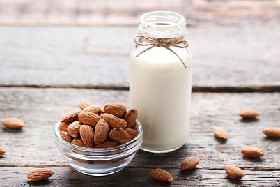 Mléko bez mléka? K výrobě mandlového stačí pouze 2 suroviny!