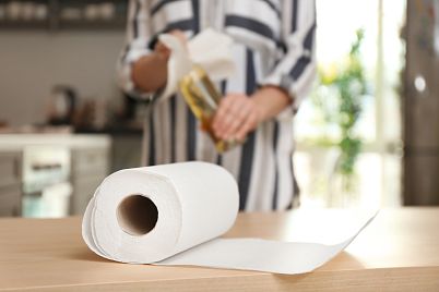 Papírové utěrky: Co všechno zvládnete s kouzelnou ruličkou v kuchyni?
