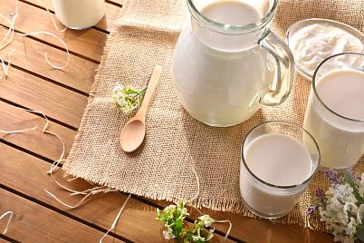 Mléko zahleňuje, odstředěné se ředí vodou, v UHT nejsou vitamíny. Odhalujeme pravdu o mléce