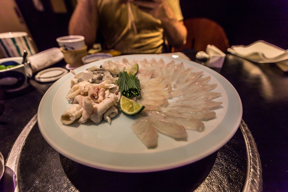 Sashimi z jedovaté ryby fugu podávané v tradiční tokijské restauraci