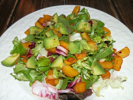 Lehký salát s avokádem a bramborami