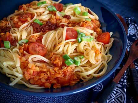 Špagety s čočkovo-mrkvovou omáčkou