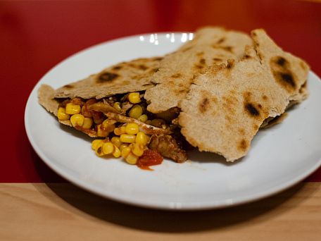 Tortilla s kuřecím masem a loupanými rajčaty