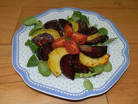 Salát s pečenou červenou řepou a bramborami