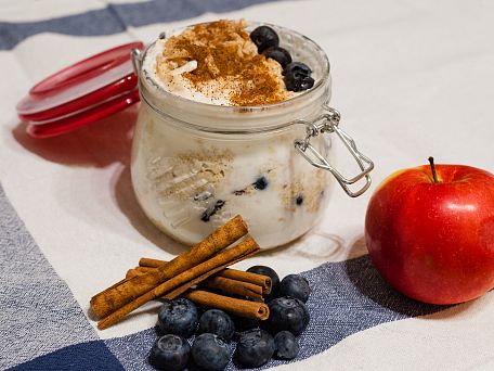 Vrstvený jogurt s ovocem a ovesnými vločkami