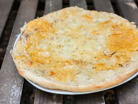 Tvarůžková pizza