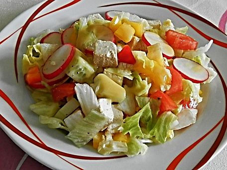 Zeleninový salát s uzeným tofu a hořčicovo-medovou zálivkou