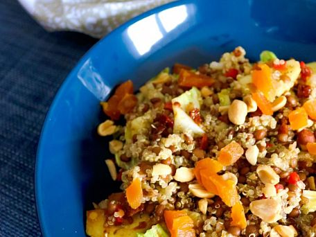 Quinoa salát s čočkou, arašídy a meruňkami