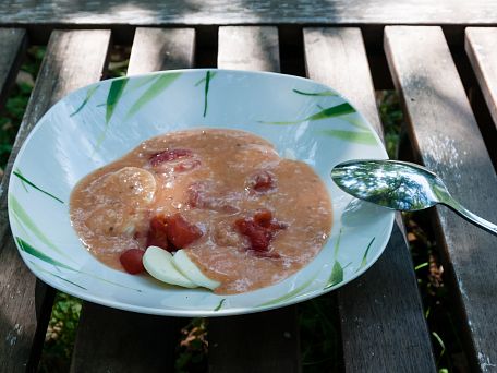 Rajčatová polévka s mozzarellou