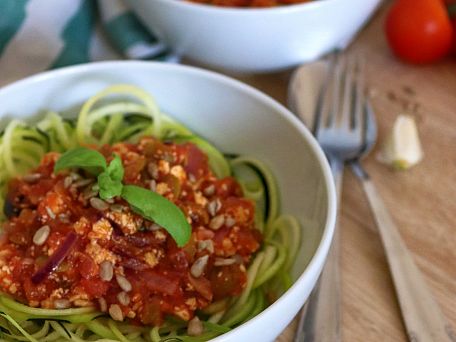 Cuketové špagety s rajčatové olivové omáčce