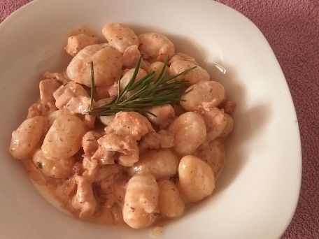 Gnocchi s kuřecím masem v sýrové omáčce