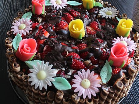 Narozeninový dort s ovocem, mascarpone, čokoládou a trubičkami