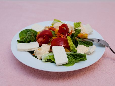 Little gem salát s česnekem a balkánským sýrem