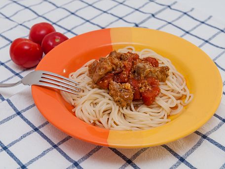 Špagety s vepřovým, rajčaty a česnekem
