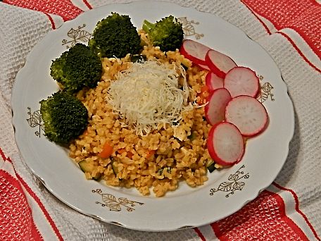 Bulgur se zeleninou na kari koření sypaný strouhaným sýrem