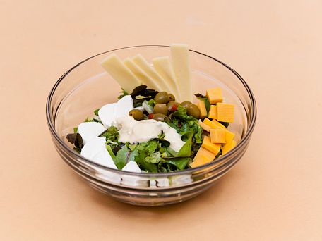Salát se sýry a olivami