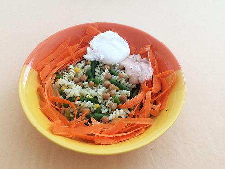 Těstovinový salát s fazolkami, cizrnou a ztraceným vejcem