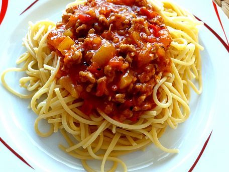 Špagety s krůtím masem a zeleninou