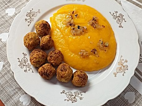 Smažené falafelové kuličky a pyré z máslové dýně