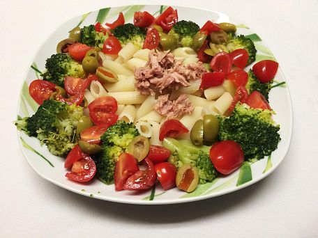 Těstovinový salát s tuňákem a brokolicí