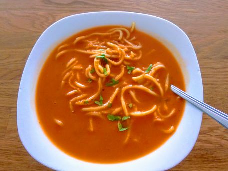 Krémová rajčatová polévka s čínskými nudlemi
