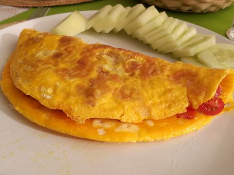 Vaječná omeleta s rajčátky a cibulkou