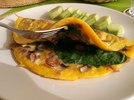 Vaječná omeleta s pršutem, žampiony a špenátem
