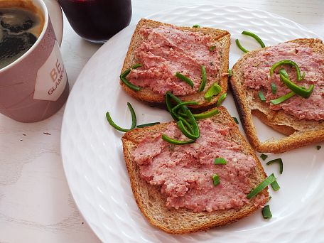 Paštika s mandlemi a medvědím česnekem