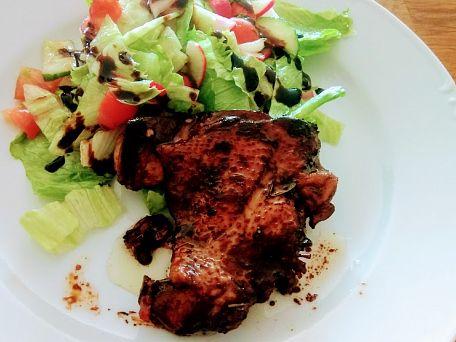 Grilovaný kuřecí steak v javorovém sirupu se zeleninovým salátem