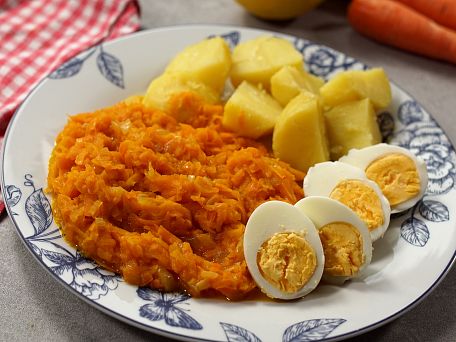 Dušená mrkev s vařeným vejcem a bramborem