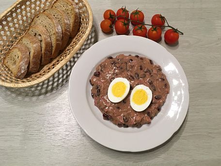 Fazolky v bešamelu se šunkou a vejcem