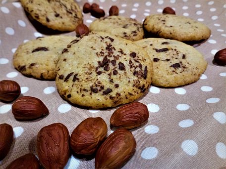 Lahodné křupavé oříškové cookies s kousky čokolády