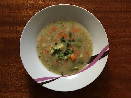 Zeleninová polévka s ovesnými vločkami a červenou čočkou