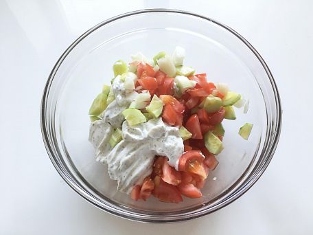 Rajčatový salát s řeckým jogurtem