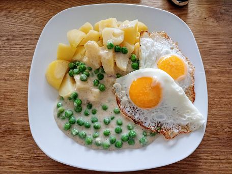 Zadělávaný hrášek, sázené vejce, vařený brambor