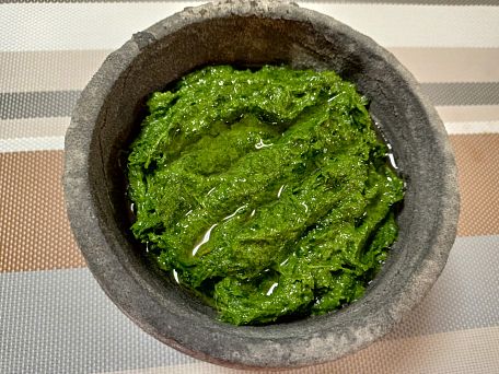 Jednoduché pesto z medvědího česneku