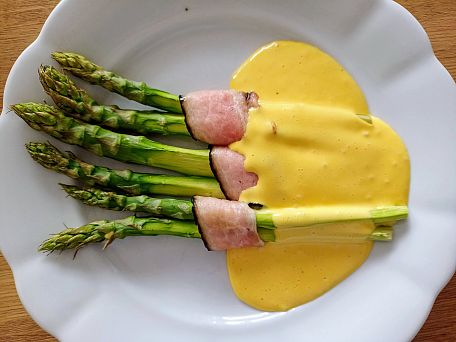 Chřest se slaninou a holandskou omáčkou