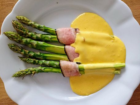 Chřest se slaninou a holandskou omáčkou