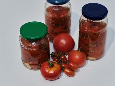 Nakládaná rajčata ve vlastní šťávě a oleji