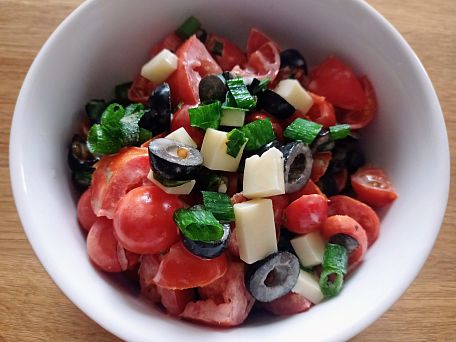 Rajčatový salát s olivami a sýrem