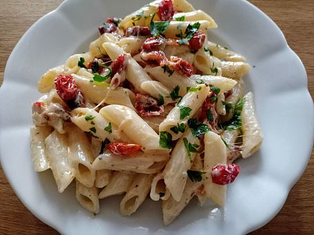 Penne se sušenými rajčaty a mozzarellou