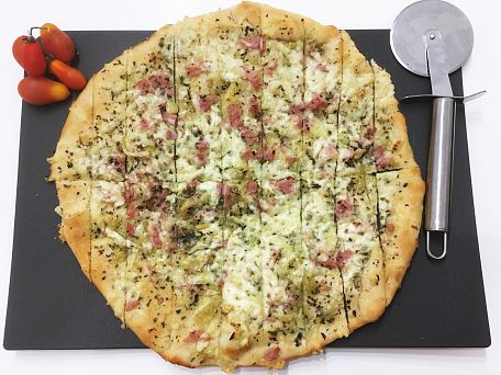 Česnekové pizza tyčinky se šunkou a sýrem