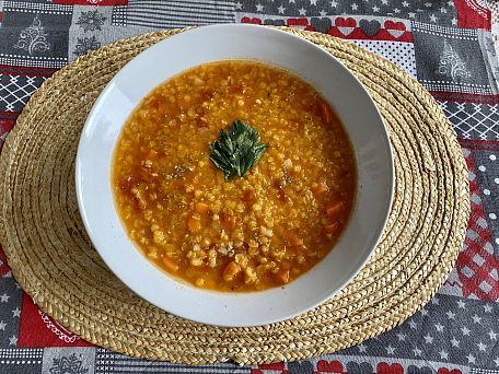 Polévka z červené čočky, rajčat a kořenové zeleniny