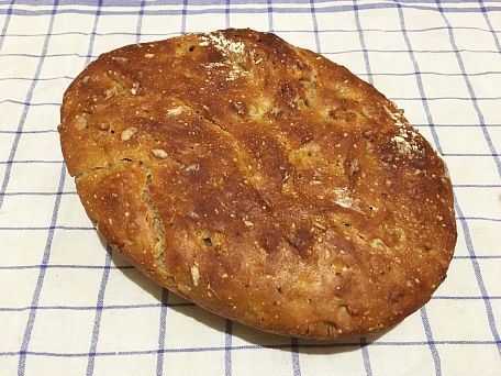 Pšeničný kváskový chleba se semínky