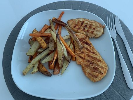 Grilovaná kuřecí prsa s mrkvovo-bramborovými hranolky