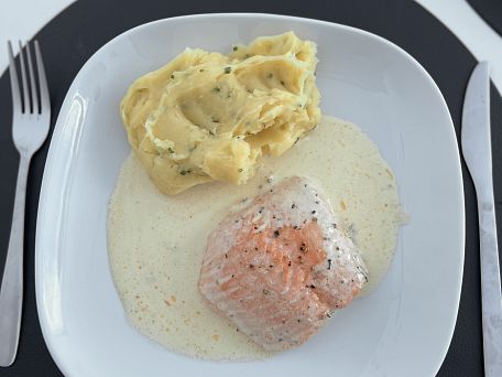 Grilovaný losos s holandskou omáčkou a pažitkovou bramborovou kaší